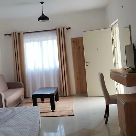 מלון Grandpa's House Bahçallëk