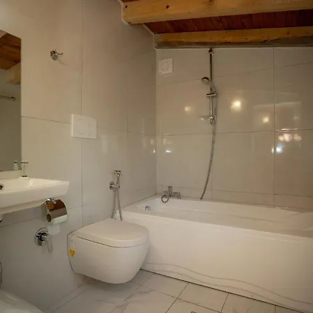 Grandpa's House Bahçallëk